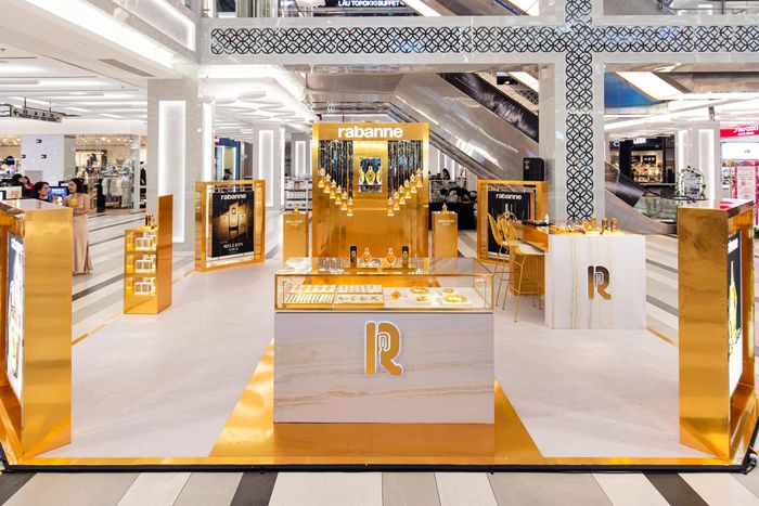  Để trải nghiệm tận tay vũ trụ mùi hương Million Gold, các tín đồ nước hoa có thể đến gian hàng trải nghiệm của Rabanne tại Hùng Vương Plaza (quận 5, TP.HCM) từ nay đến hết ngày 3/11.