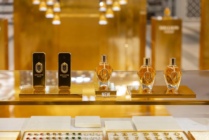  Không kém phần nổi bật, Million Gold Eau de Parfum Intense là phiên bản nâng cấp đầy mạnh mẽ của biểu tượng toàn cầu 1 Million ra mắt năm 2008. Vẫn giữ nguyên thiết kế thỏi vàng huyền thoại, Million Gold mới là sự tri ân di sản thương hiệu, đồng thời khẳng định vị thế dẫn đầu xu hướng.