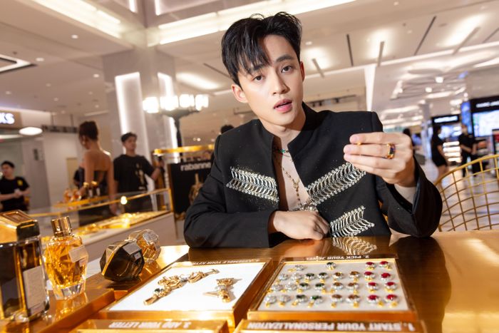  Và để hoàn thiện bộ đôi Million Gold, hai nhà sáng chế Christophe Raynaud và Quentin Bisch đã thổi hồn vào Million Gold bằng sự kết hợp tinh tế giữa hương gỗ đàn hương, gỗ tuyết tùng và quýt tươi mát. Nốt hổ phách quyến rũ hòa quyện cùng dầu thảo quả, cam Bergamot, hoa hồng ngọt ngào và tiêu hồng CO2 tạo nên sự ấm áp, lôi cuốn khó cưỡng. Dầu vỏ quế và Akigalawood mang đến hương táo nướng hấp dẫn, trong khi dầu Cypriol, cỏ hương bài và da thuộc tạo nên chiều sâu đầy mê hoặc. 