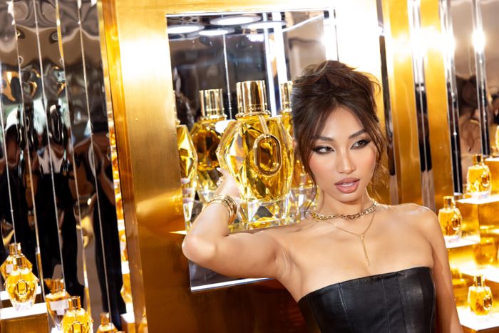  Million Gold for Her, hương nước hoa nữ gợi cảm và đầy mê hoặc, được ví như viên ngọc quý trong vương miện Million Gold. Vỏ chai là sự kết hợp tinh tế giữa thiết kế đa diện hiện đại và chi tiết biểu tượng XL Link – lấy cảm hứng từ chuỗi thuyền Brittany yêu thích của nhà sáng lập Paco Rabanne và giám đốc sáng tạo Julien Dossena. XL Link như sợi dây kết nối giữa di sản và hiện đại, khẳng định dấu ấn đặc trưng của La Maison qua 184 biến thể độc đáo. 