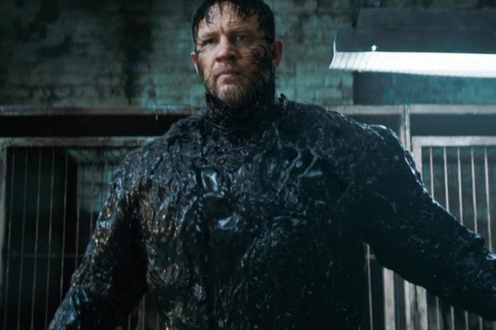 Tom Hardy trong vai Eddie Brock