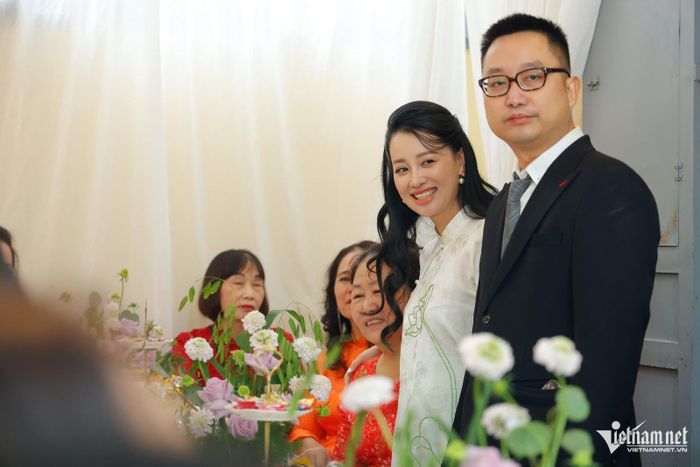 MC Quỳnh Chi và chú rể. Ảnh: Tùng Đoàn.