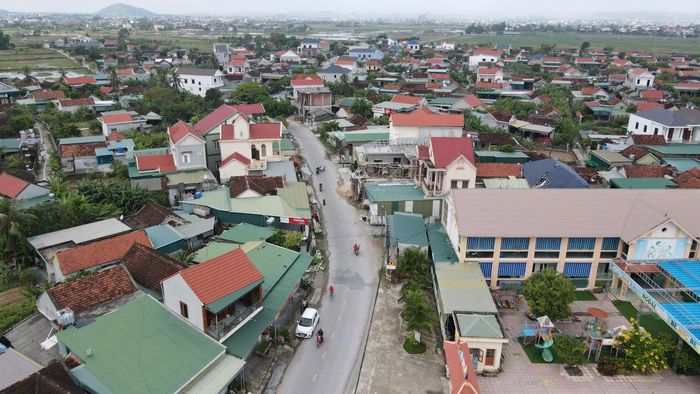 Thửa đất của ông Định nay nằm ở trung tâm xã, ngay bên cạnh cổng trường học. Ảnh: Tiến Hùng