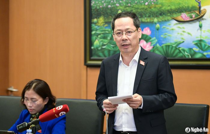 Đại biểu Trần Nhật Minh - ĐBQH chuyên trách đoàn Nghệ An phát biểu thảo luận. Ảnh: Nghĩa Đức