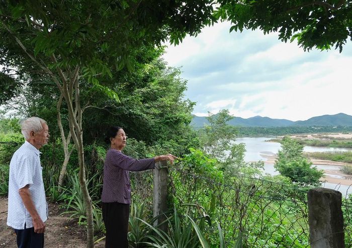  Mỗi chiều nhìn đàn cò trắng bay về trên dòng sông Ba, ông bà Nguyễn Văn Để-Nguyễn Thị Mây luôn bâng khuâng nhớ về quê nhà Thái Bình. Ảnh: Hoàng Ngọc