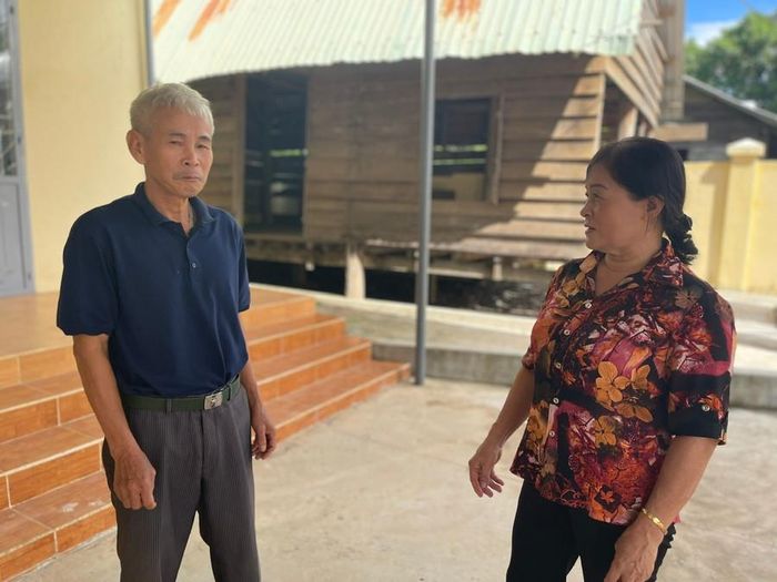  Bà Vũ Thị Thoa-Bí thư chi bộ kiêm trưởng làng Me (bên phải) tuyên truyền, vận động người dân về xây dựng nông thôn mới. Ảnh: P.D