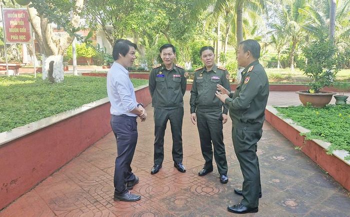 Các học viên người Lào trao đổi với giáo viên sau giờ học. Ảnh: T.T