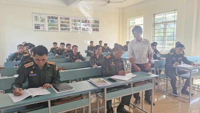 Các học viên Lào học tập, tập huấn tại Trường Cao đẳng nghề 21. Ảnh: T.T