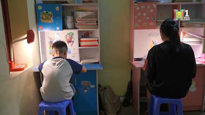 Tiếng trống học bài đã nhắc nhở các em có tinh thần tự giác ngồi vào bàn học để ôn tập kiến thức mỗi buổi tối.