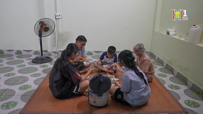Mỗi ngày, hơn 64.000 học sinh trên toàn huyện Ba Vì đã quen với tiếng loa truyền thanh vang lên lúc 7 giờ giục giã các em ngồi vào bàn tự học.