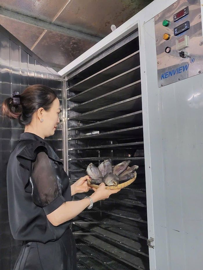 Cơ sở sản xuất khô Kiều Hạnh (xã Châu Thới, huyện Vĩnh Lợi) được Sở NN&amp;PTNT, Sở Công thương tỉnh hỗ trợ hệ thống máy sấy khô để nâng sao cho sản phẩm.