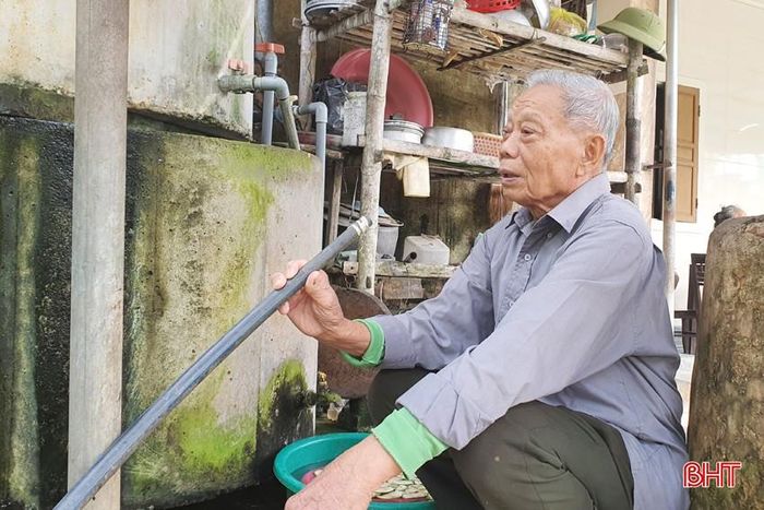  Do không có nguồn nước cấp về nên người dân chủ động tháo đường ống dẫn nước vào các bể. 