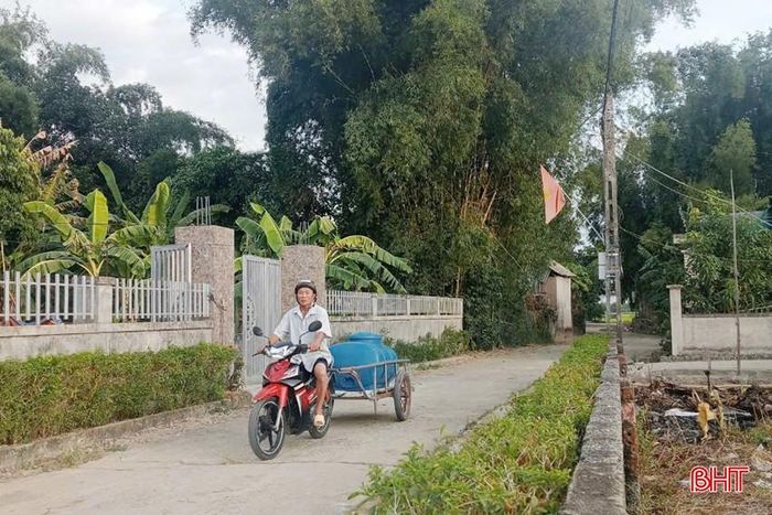  Người dân phải lấy nước từ nơi khác về để sử dụng. 
