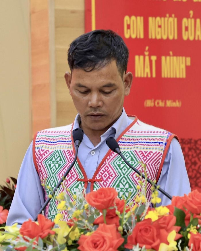 Ông Ya Hem kể câu chuyện thoát nghèo của gia đình tại Hội nghị Tổng kết 10 năm thực hiện Chỉ thị 40-CT/TW trên địa bàn tỉnh Lâm Đồng