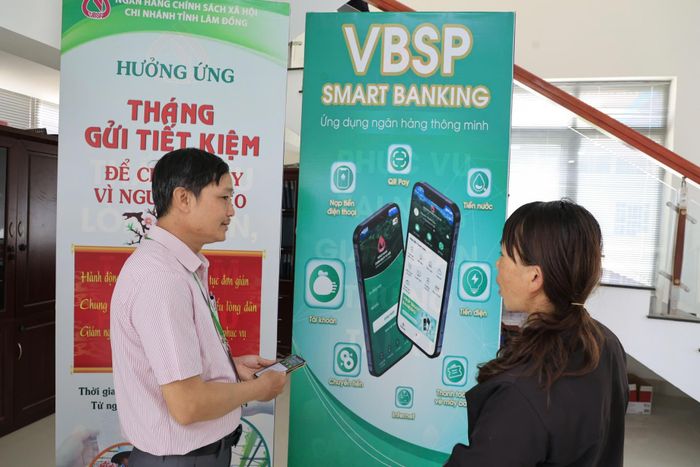 Ông Nguyễn Tiến Dũng - Phó Giám đốc Phòng Giao dịch Ngân hàng Chính sách xã hội huyện Đơn Dương hướng dẫn khách hàng sử dụng ứng dụng Smart Banking