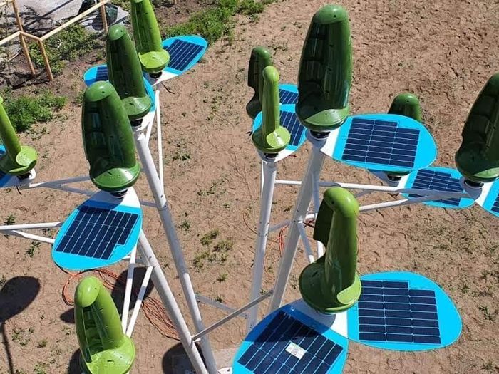 Công ty còn tạo ra một mô hình cây Aeroleaf lai với các tấm pin mặt trời mini gắn vào mỗi tua-bin siêu nhỏ, kết hợp những ưu điểm của cả hai loại công nghệ năng lượng xanh. Ảnh: Newworldwind