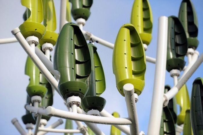 Aeroleaf là một tua-bin siêu nhỏ có hình bầu dục thon thẳng đứng. Nó có màu xanh lá cây, trông giống như một chiếc lá. Ảnh: Arch2o