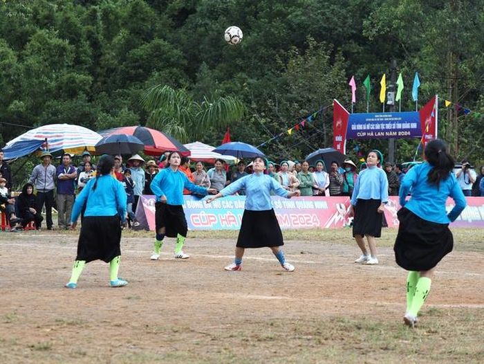 Rất đông khán giả là người địa phương và du khách đến xem