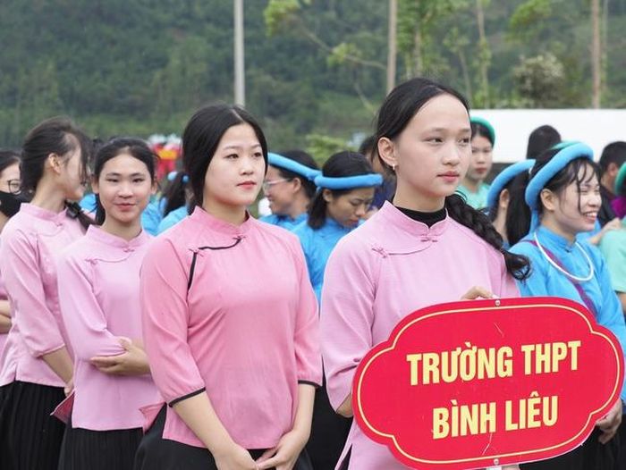 Trong giải đấu, các đội đăng ký và thi đấu trong trang phục đặc trưng của dân tộc mình