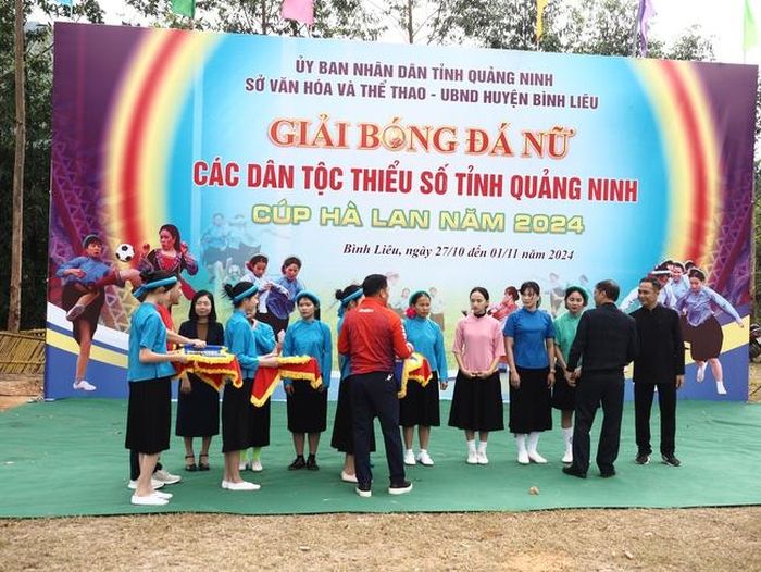 Trao giải cho đội chiến thắng