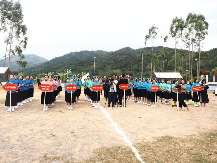 "Giải bóng đá nữ các dân tộc thiểu số tỉnh Quảng Ninh", được tổ chức tại xã Húc Động (huyện Bình Liêu, Quảng Ninh), "cái nôi" của phong trào bóng đá nữ dân tộc thiểu số, thu hút 7 đội tham gia tham gia đến từ xã Vô Ngại, xã Hoành Mô, xã Lục Hồn, huyện Tiên Yên, trường THPT Bình Liêu, xã Húc Động và thị trấn Bình Liêu