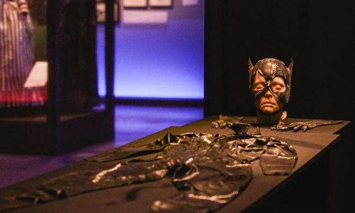 Bộ trang phục Catwoman mặc trong phim “Batman Returns” (1992)
