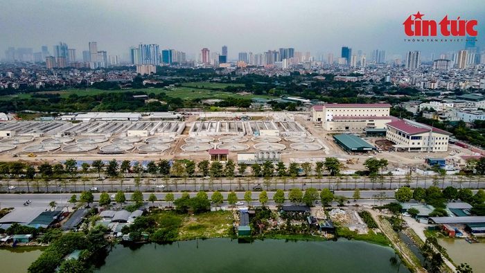 Dự án nhà máy xử lý nước thải Yên Xá có công suất 270.000 m3/ngày đêm với hệ thống cống thu gom, cống bao và hệ thống đấu nối (dọc hai bên sông Tô Lịch và sông Lừ), khu vực khu đô thị mới Hà Đông với chiều dài gần 53 km. Ảnh: Trung Nguyên/Báo Tin tức
