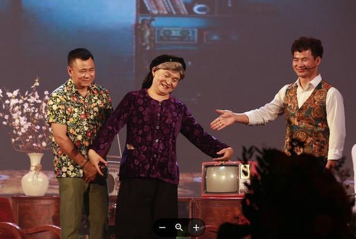 NSND Xuân Bắc (bìa phải) được nhiều khán giả yêu thích qua các chương trình truyền hình