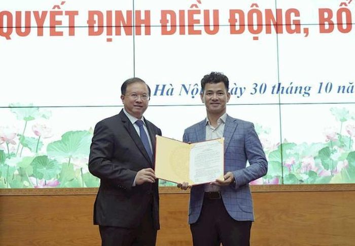 Thứ trưởng Bộ Văn hóa, Thể thao và Du lịch Tạ Quang Đông trao quyết định bổ nhiệm NSND Xuân Bắc, Giám đốc Nhà hát Kịch Việt Nam, làm Cục trưởng Cục Nghệ thuật biểu diễn