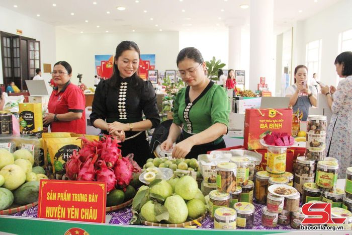 Trưng bày, giới thiệu sản phẩm nông sản tiêu biểu của huyện Yên Châu.