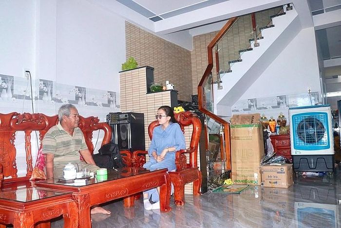 Ông Phan Văn Cường chia sẻ cùng PV Báo điện tử Xây dựng trong ngôi nhà mới xây tại khu tái định cư.