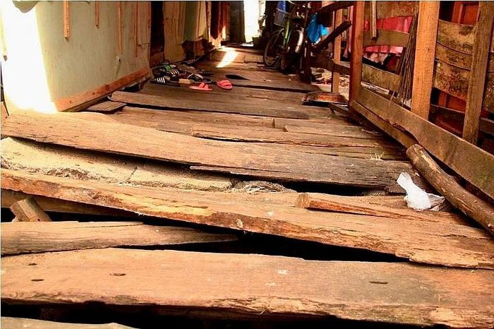 Lối vào được chắp vá bằng những tấm ván tạm bợ. (Ảnh: DC)