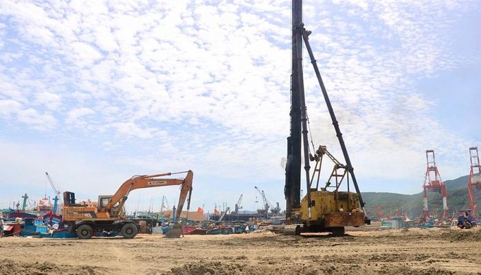 Dự án đầu tư công trình hạ tầng kỹ thuật KV 10 (phường Hải Cảng) do Ban Quản lý dự án Đầu tư xây dựng và Phát triển quỹ đất thành phố Quy Nhơn làm chủ đầu tư.