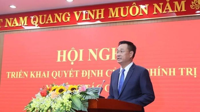 Đồng chí Lê Ngọc Quang, tân Bí thư Tỉnh ủy Quảng Bình phát biểu nhận nhiệm vụ.
