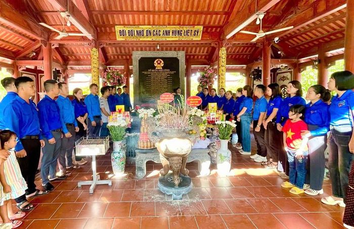 Các bạn trẻ Nghệ An trong hành trình tri ân các anh hùng, liệt sỹ trên mảnh đất Truông Bồn. Ảnh tư liệu: Huyện đoàn Anh Sơn
