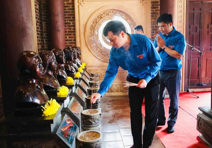 Bí thư Trung ương Đoàn Ngô Văn Cương dâng hương tưởng niệm 13 liệt sĩ Thanh niên xung phong của "Tiểu đội thép" anh hùng. Ảnh tư liệu: Thanh Quỳnh