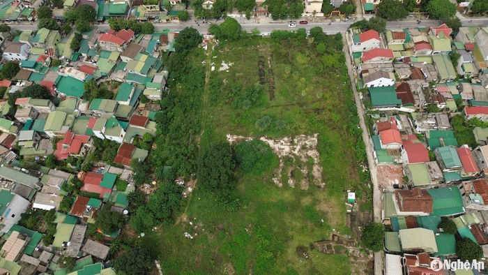 Khu đất này nằm ngay trên đường Phượng Hoàng Trung Đô, đối diện với Trường THCS Trung Đô. Ảnh: Tiến Đông