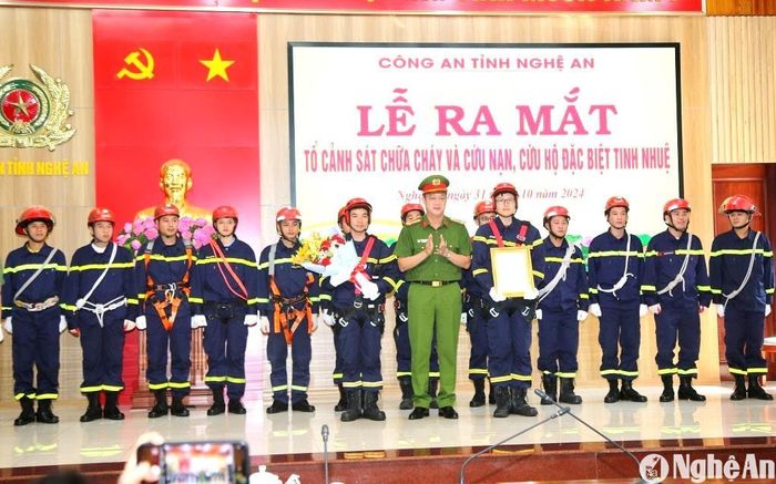 Đại tá Nguyễn Đức Cường - Phó Giám đốc Công an tỉnh trao quyết định thành lập 02 Tổ Cảnh sát chữa cháy và cứu nạn, cứu hộ đặc biệt tinh nhuệ trên cạn và dưới nước thuộc Phòng Cảnh sát PCCC và CNCH. Ảnh: Phạm Thủy