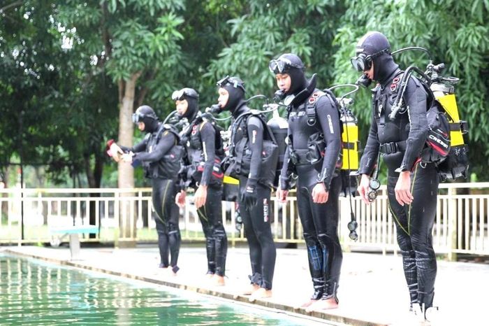 Thành viên Tổ Cảnh sát chữa cháy và cứu nạn, cứu hộ đặc biệt tinh nhuệ dưới nước diễn tập tình huống cứu nạn, cứu hộ nạn nhân bị đuối nước. Ảnh: Cao Loan