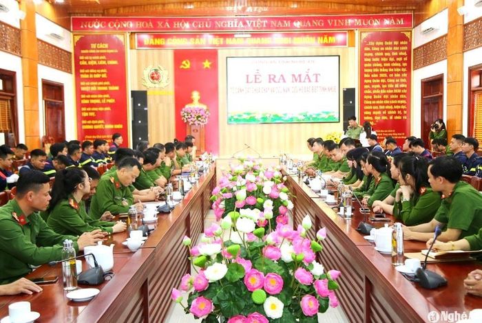 Cùng dự buổi lễ ra mắt có đại diện Lãnh đạo các phòng chức năng Công an tỉnh cùng Lãnh đạo, cán bộ, chiến sĩ Phòng Cảnh sát phòng cháy, chữa cháy và cứu nạn, cứu hộ (PCCC và CNCH). Ảnh: Cao Loan