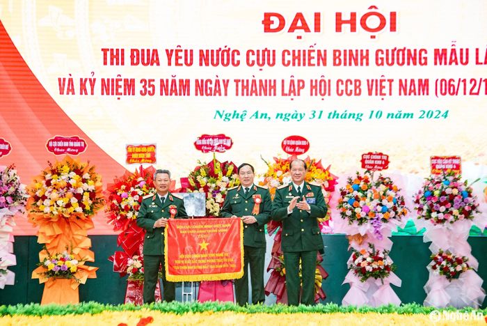 Lãnh đạo Hội Cựu chiến binh Việt Nam trao cờ thi đua cho Hội Cựu chiến binh tỉnh Nghệ An. Ảnh: Minh Quân