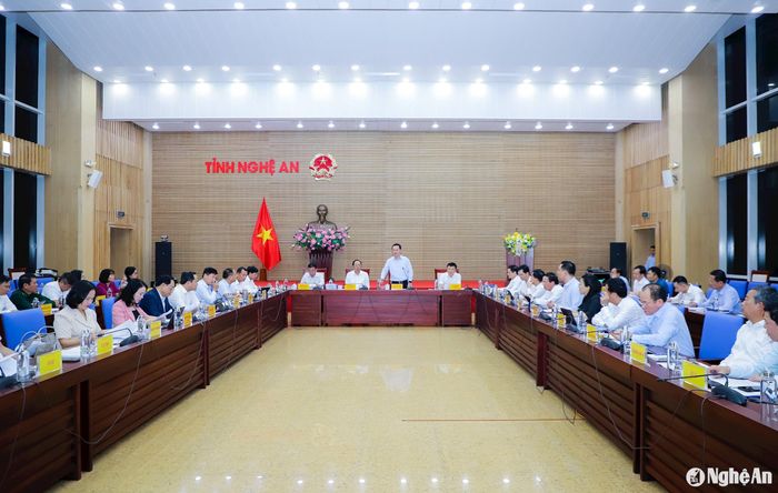 Đồng chí Nguyễn Đức Trung - Phó Bí thư Tỉnh ủy, Chủ tịch UBND tỉnh chủ trì phiên họp UBND tỉnh thường kỳ tháng 10/2024. Ảnh: Phạm Bằng