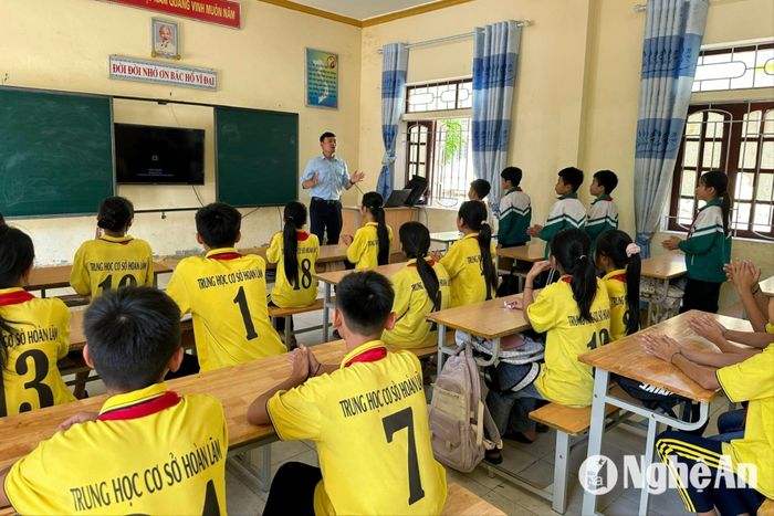 Giờ học của thầy giáo Hà Cảnh Dinh và các học trò. Ảnh: Mỹ Hà