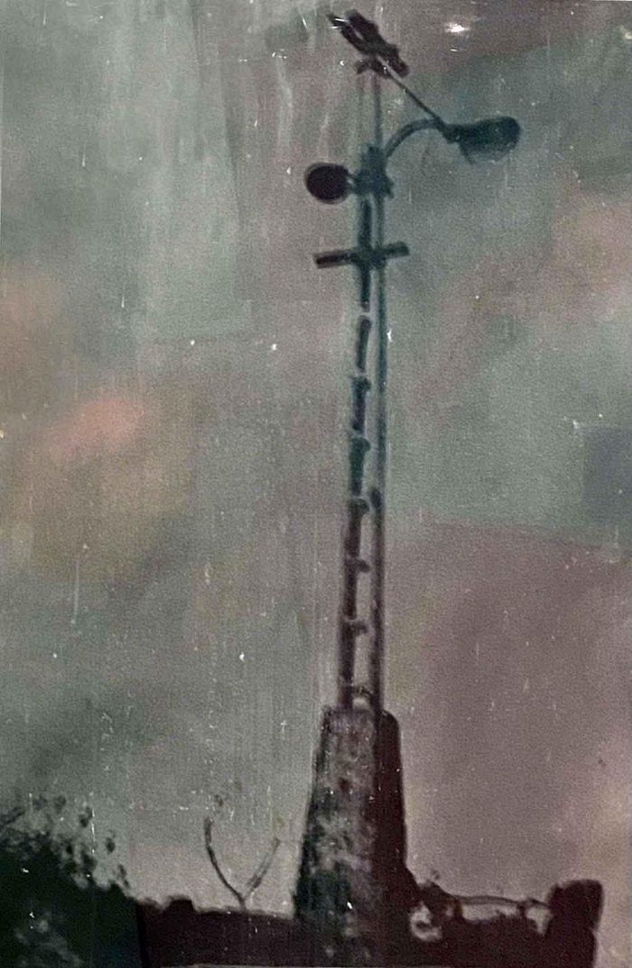 Cột đèn ngã ba Bến Thủy - Thành phố Vinh, nơi treo cờ Đảng vào ngày 1/5/1930. Ảnh tư liệu Bảo tàng Xô viết Nghệ Tĩnh