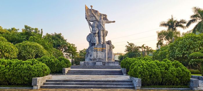 Tượng đài công nông tại Ngã ba Bến Thủy thể hiện sự đoàn kết thống nhất của liên minh công nhân với nông dân vùng dậy đấu tranh trong cao trào Xô viết Nghệ Tĩnh. Ảnh: Xuân Thủy