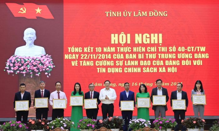 Các tập thể nhận Giấy khen của Tổng Giám đốc Ngân hàng Chính sách xã hội Việt Nam