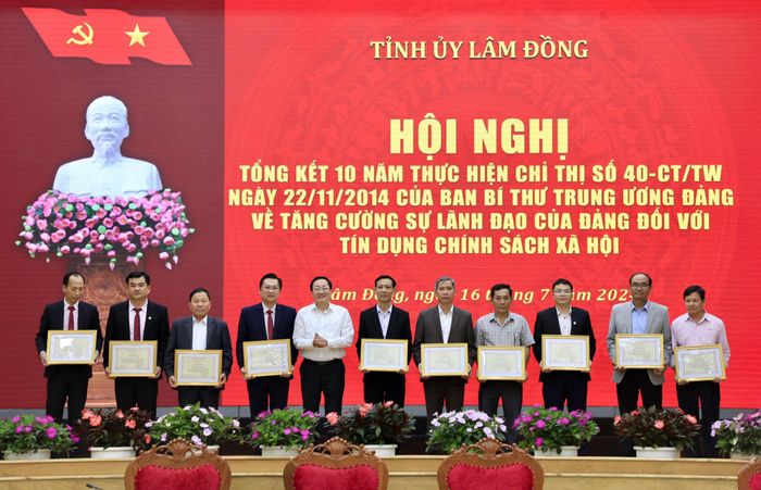 Các cá nhân nhận Bằng khen của Tổng Giám đốc Ngân hàng Chính sách xã hội Việt Nam