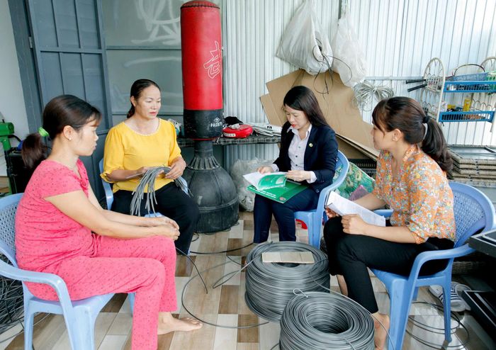 Kiểm tra hoạt động của hộ vay vốn phát triển nghề đan lát ở huyện Đạ Huoai