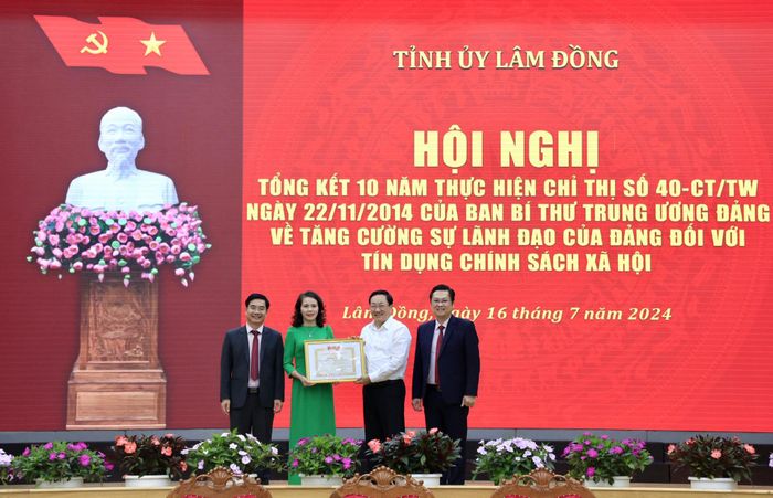 Ngân hàng Chính sách xã hội Chi nhánh tỉnh Lâm Đồng nhận Bằng khen của Trung ương Đoàn TNCS Hồ Chí Minh