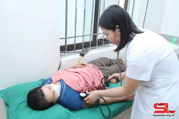 Cán bộ Trạm Y tế xã Yên Sơn, huyện Yên Châu, khám bệnh cho nhân dân.